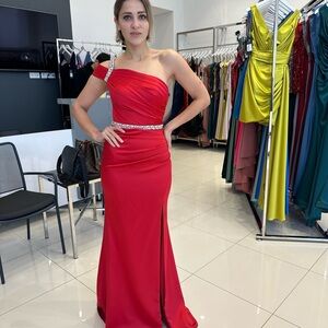 Elegant Red One-Shoulder Evening Dress